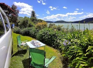 Neuseeland-Urlaub: Mietwagen oder Wohnmobil – und eine geniale Zwischenform Mit dem Campervan in Neuseeland unterwegs, hier auf einem Freedom Campground in Te Waitere