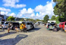 Lebhafter Campervan-Markt bei der Auckland City Car Fair mit Dutzenden von Campern und Backpackern an einem sonnigen Tag