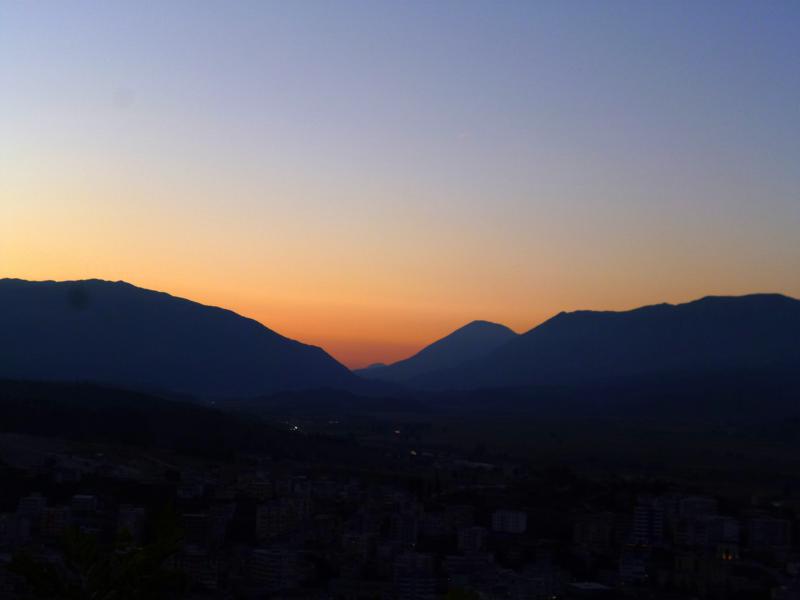 Traumhafter Sonnenuntergang in Gjirokastra mit Blick auf das Dinarische Gebirge