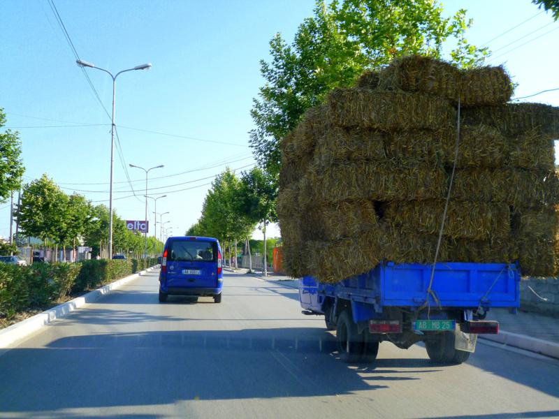 Landleben in Albanien während der Fahrt mit dem Mietwagen