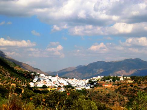 Ein weiteres weißes Dorf in den Bergen der Sierra Ubrique