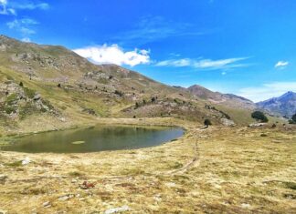 Der See Estany de Querol während einer Wanderung in Andorra