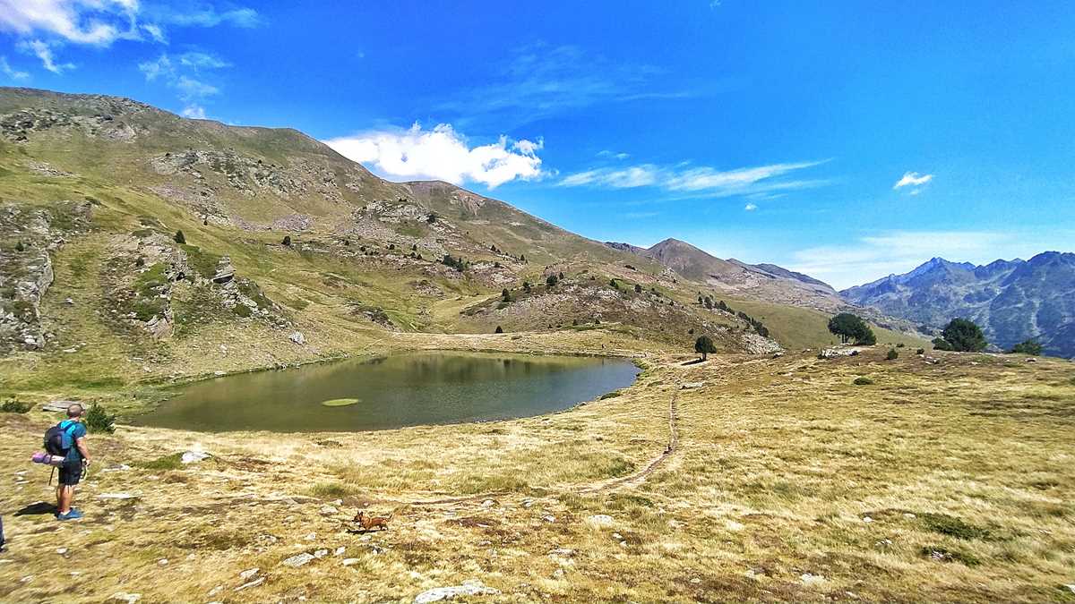 Der See Estany de Querol während einer Wanderung in Andorra