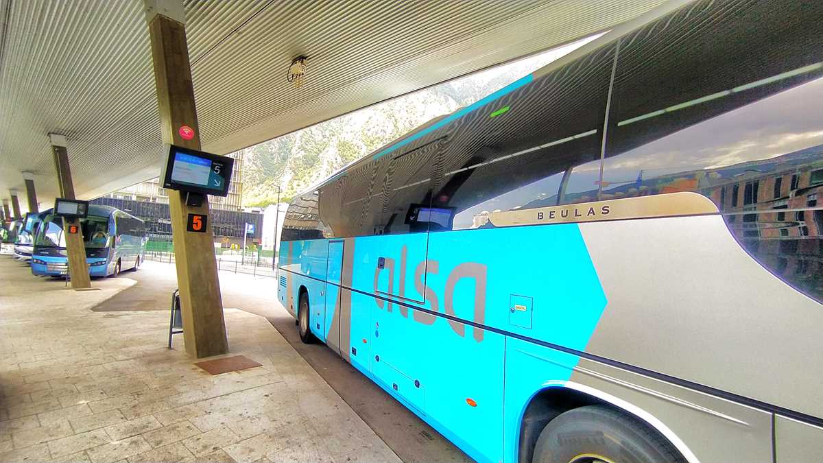 Ein Alsa-Bus am Busterminal von Andorra