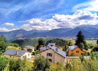 Blick auf das Vor-Pyrenäen-Land auf dem Weg von Perpignan nach Andorra