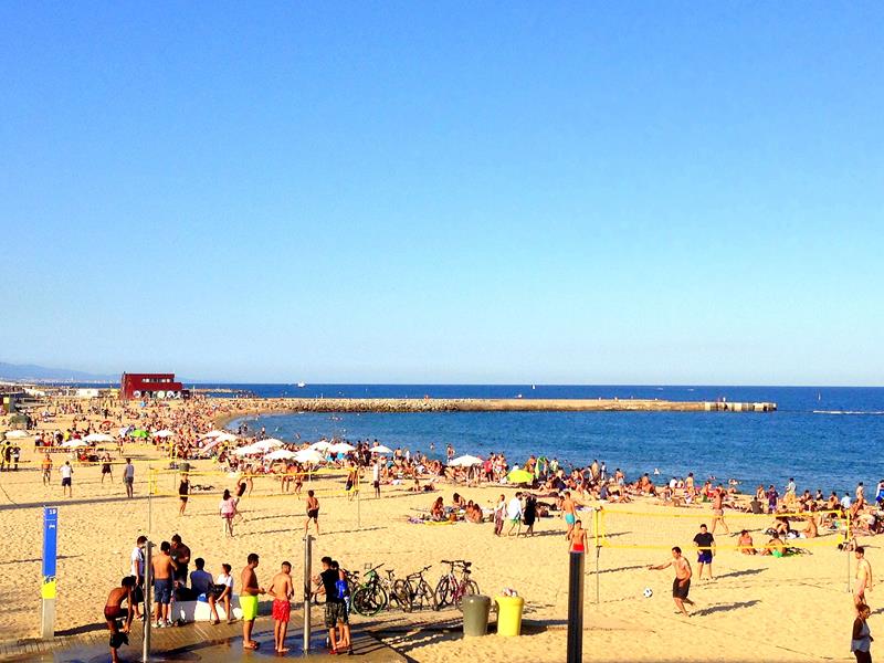Der Strand von Barceloneta im Stadtgebiet von Barcelona