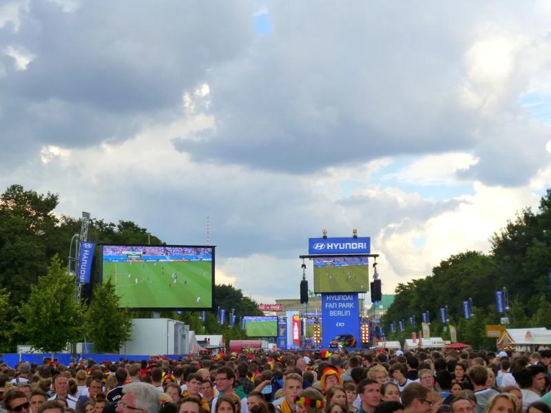 Public Viewing auf der Fanmeile in Berlin zu Deutschland gegen die USA bei der Fußball WM 2014