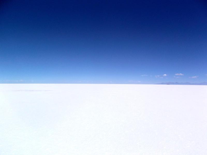 Die Salzwüste von Uyuni in ihrer Unendlichkeit