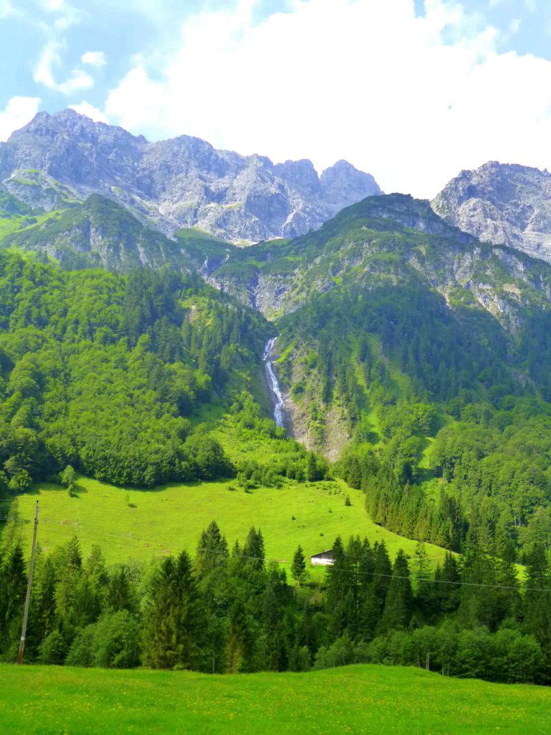Blick auf die Berge des Bregenzerwald während der Fahrt auf den Hochtannbergpass