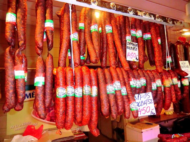 Lecker einkaufen in der Markthalle - Paprika und Salami, typisch Ungarn