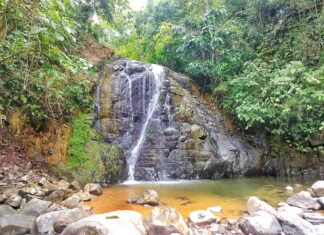 Einer der versteckten und kostenlosen Wasserfälle in Uvita