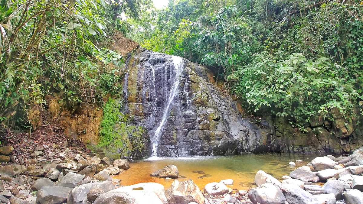 Einer der versteckten und kostenlosen Wasserfälle in Uvita