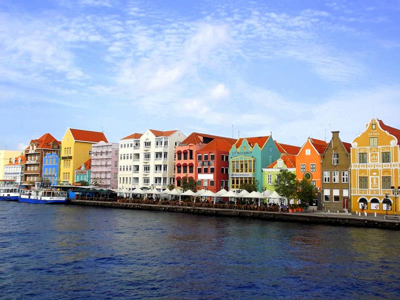 Die Handelskade, Haupt-Sehenswürdigkeit von Willemstadt auf Curacao