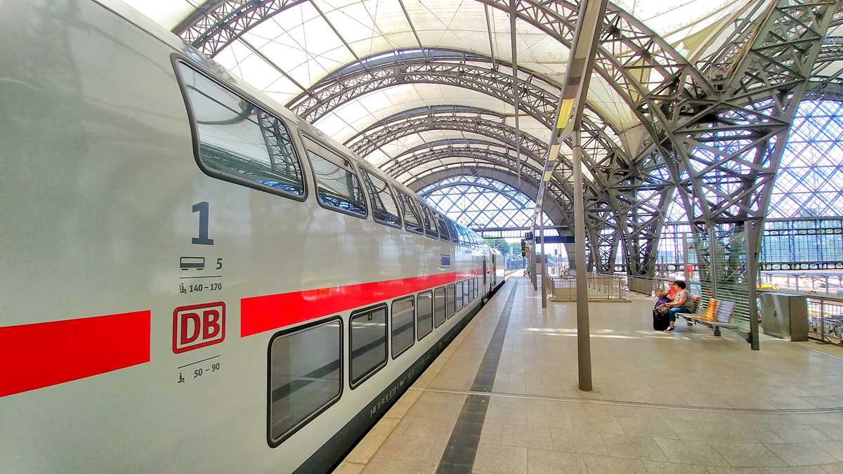 Zug der Deutschen Bahn am Hauptbahnhof in Dresden