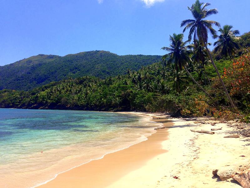 Der abgelegene Strand Playa Ermitano I auf der Halbinsel Samaná in der Dominikanischen Republik
