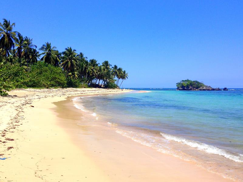 Der abgelegene Strand Playa Ermitano II auf der Halbinsel Samaná in der Dominikanischen Republik