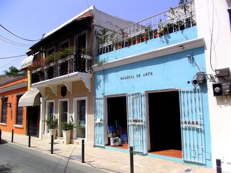 Eine der vielen bunten Straßenzüge in der Zona Colonial in Santo Domingo