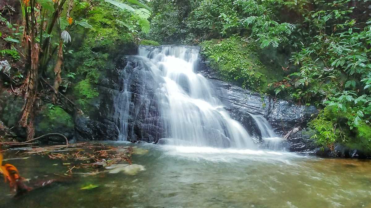 Ein versteckter Wasserfall in den Bergen nördlich von Punta Cana
