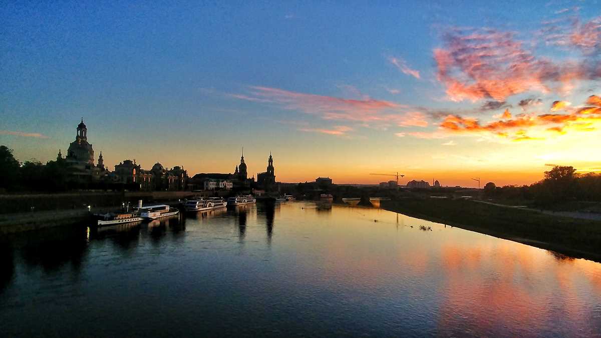 Wunderschöner Blick auf die Silhouette von Dresden am Elbufer