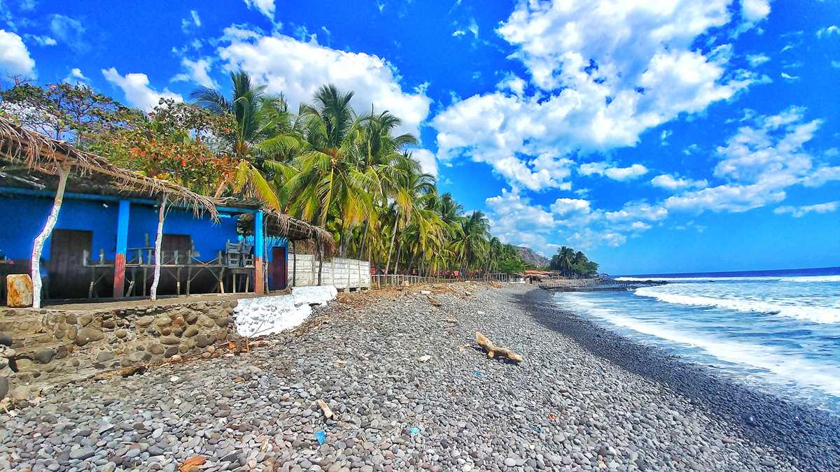 Der Strand K59 im gleichnamigen Dorf an der Küste von El Salvador
