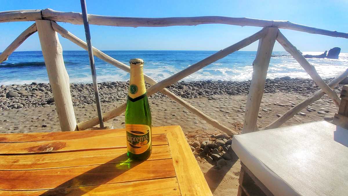 Ein kühles Bier mit Ausblick am Strand von El Tunco
