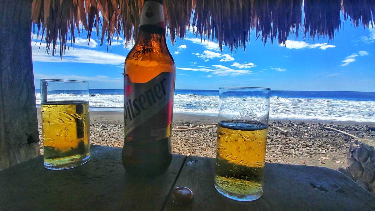 Bier an El Salvadors Pazifikküste in La Perla