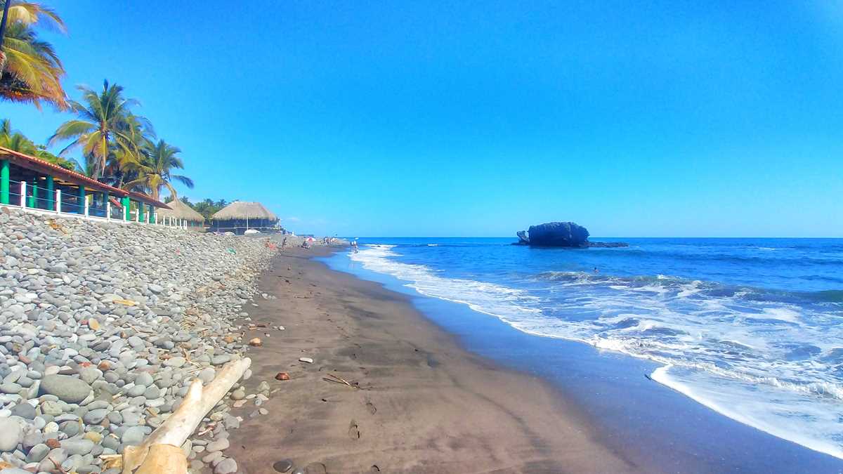 Der Strand zwischen El Sunzal und El Tunco in El Salvador
