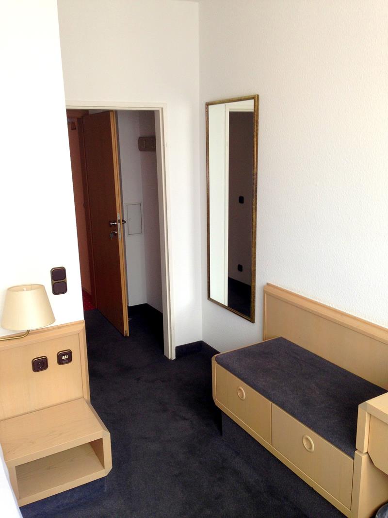Mein Einzelzimmer im Hotel Adler in Frankfurt