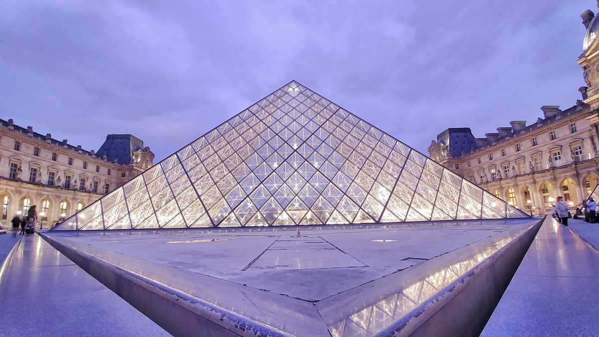Das berühmte Wahrzeichen des Louvre in Paris