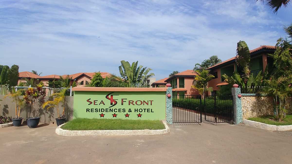 Das Strandhotel Seafront Residences an der Küste von Gambia