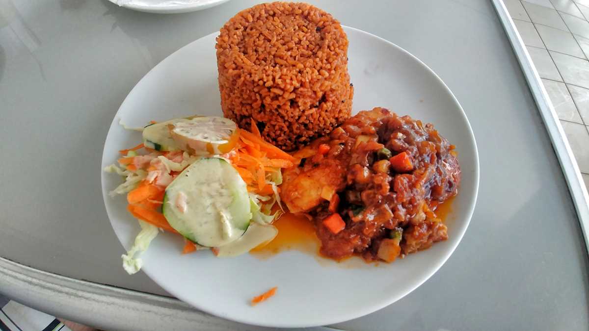 Typisches Essen in Gambia in einem lokalen Restaurant