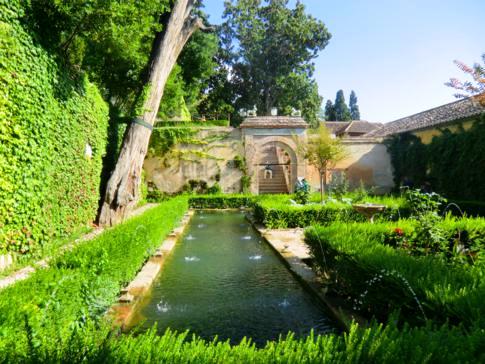 Die sehr schönen Gärten der Generalife in der Alhambra von Granada