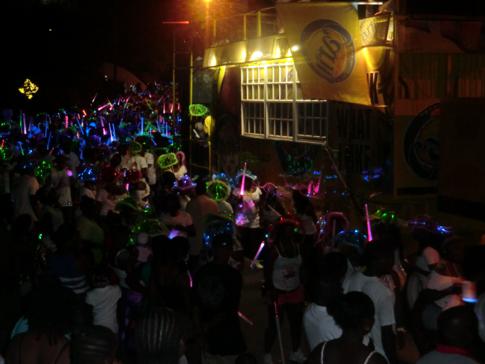 Karneval in Grenada, auch Spicemas genannt - hier das Monday Night Mas