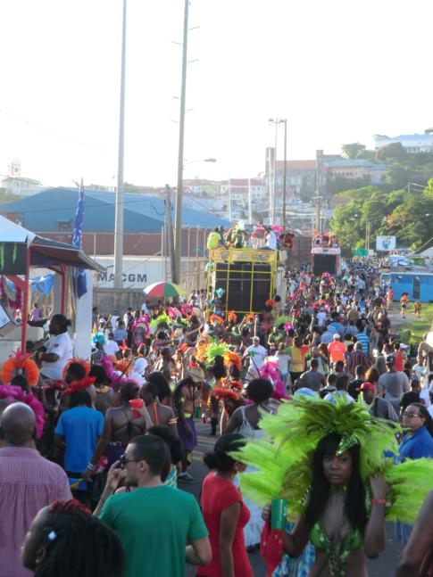 Die Parade of the Bands beim Spicemas während des Karneval in Grenada
