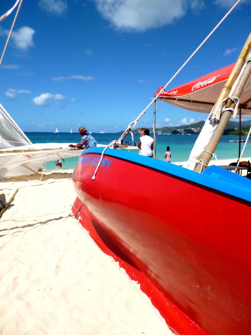 Bunte Farben bei der Grenada Workboat-Regatta am Grand Anse Beach