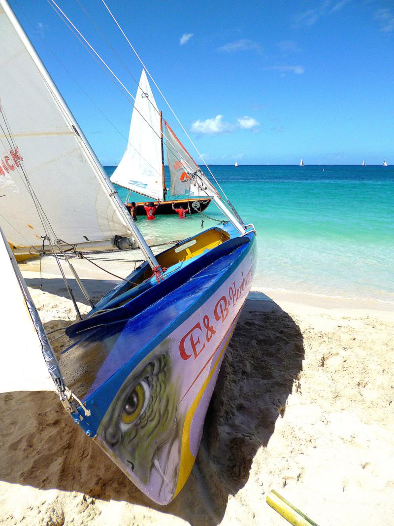 Bunte Farben bei der Grenada Workboat-Regatta am Grand Anse Beach