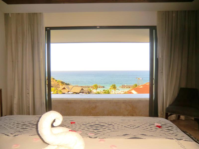 Blick aus dem Schlafzimmer meiner Luxury-Skypool-Meerblick-Butler-Suite im Sandals Resort
