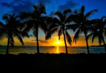 Ein spektakulärer Sonnenuntergang in Bouillante auf Basse-Terre in Guadeloupe