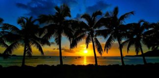 Ein spektakulärer Sonnenuntergang in Bouillante auf Basse-Terre in Guadeloupe