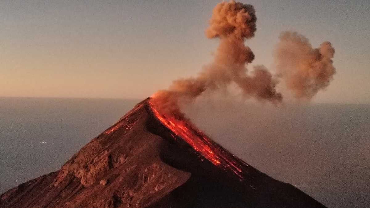 Der beeindruckende Fuego-Vulkan während eines Ausbruchs bei Nacht
