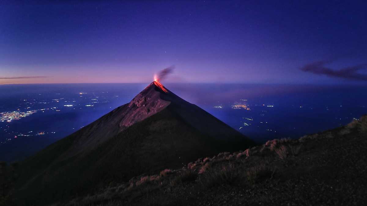 Der beeindruckende Fuego-Vulkan während eines Ausbruchs bei Nacht