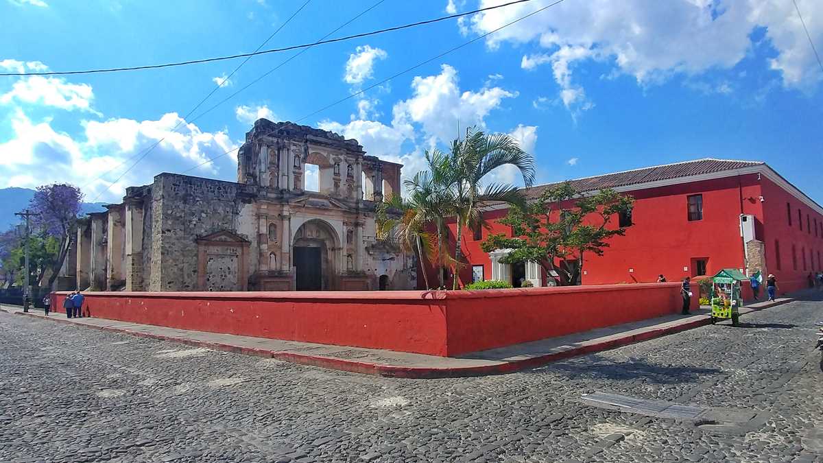 Die bunten Farben und historischen Häuser der Kolonialstadt Antigua in Guatemala