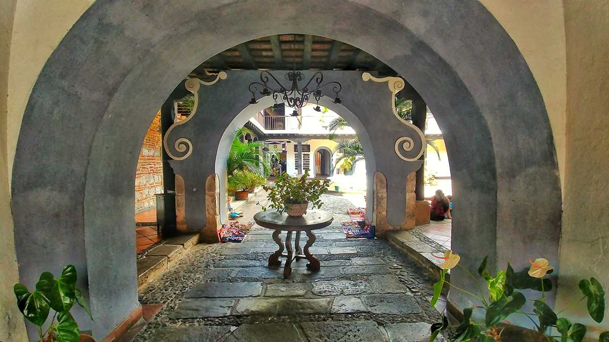 Die bunten Farben und historischen Häuser der Kolonialstadt Antigua in Guatemala