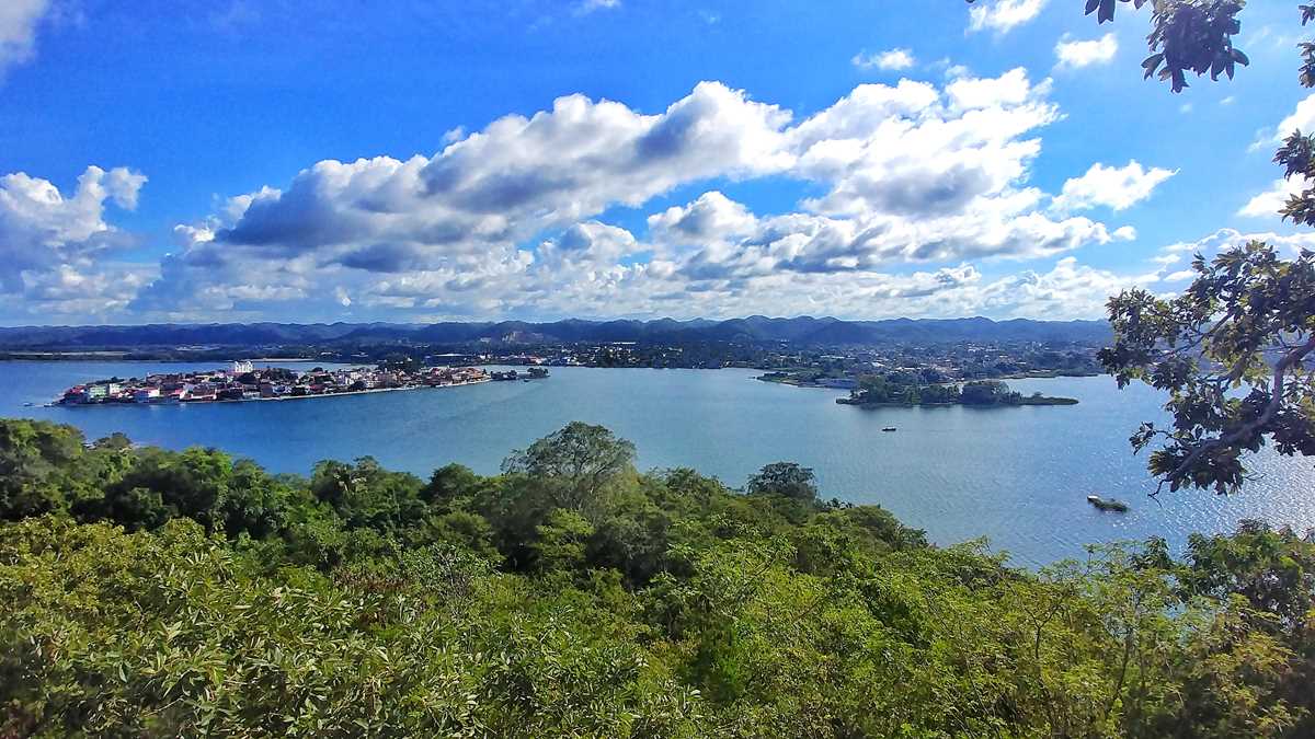 Blick auf Flores sowie über den Petén-See