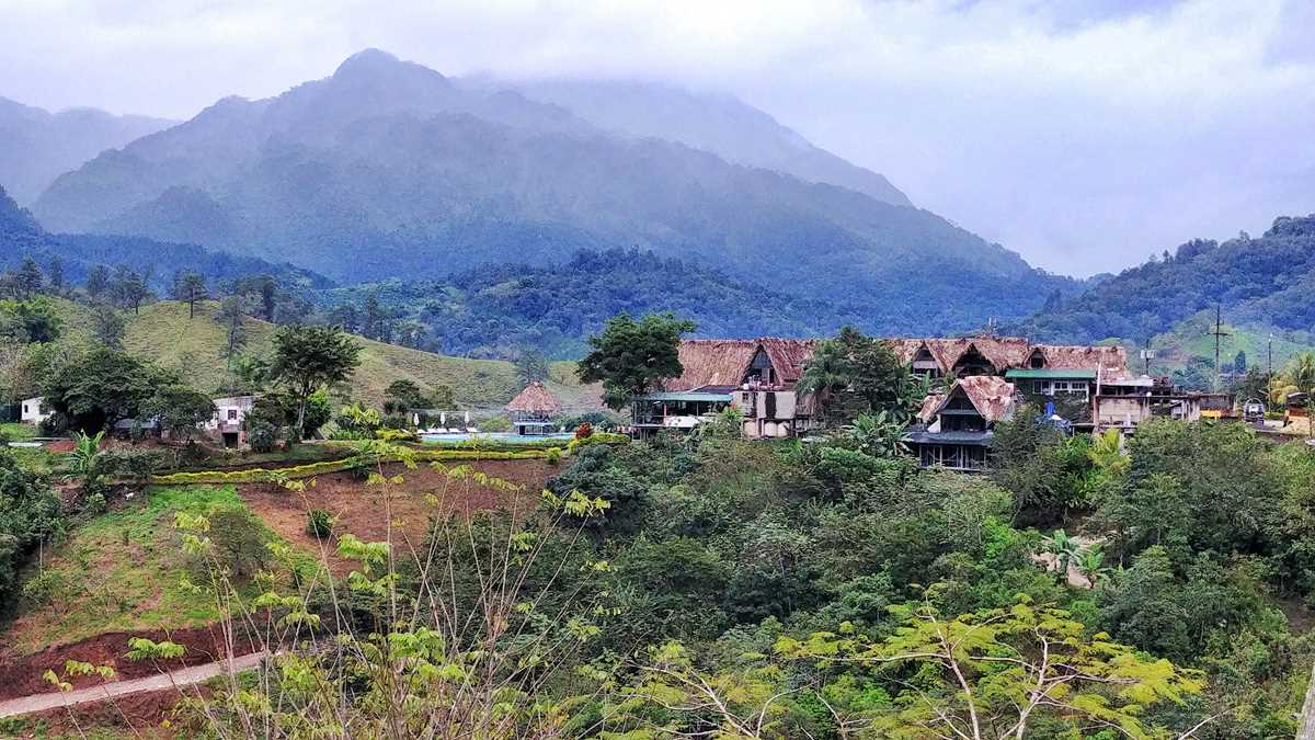 Blick auf die Zephyr Lodge, ein Hostel in Guatemala nähe Lanquin