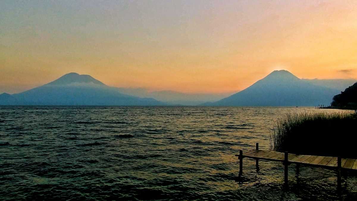 Sonnenuntergang am Lago Atitlan in Guatemala