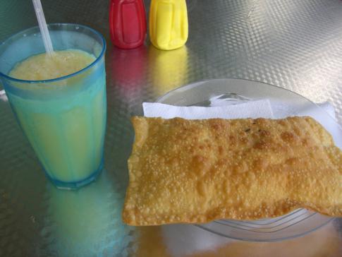 Leckeres Frühstück in Bartica: selbstgemachte Pastry mit Cajusaft