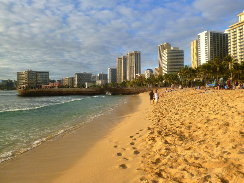 Der berühmte Waikiki Beach auf der Insel Oahu auf Hawaii
