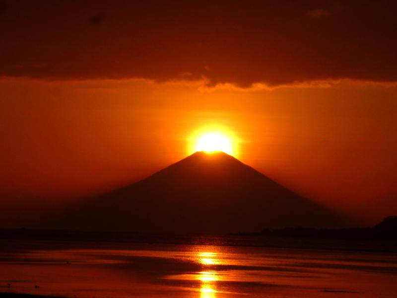 Spektakulärer Sonnenuntergang auf Gili Air mit dem Gunung Agung auf Bali im Hintergrund