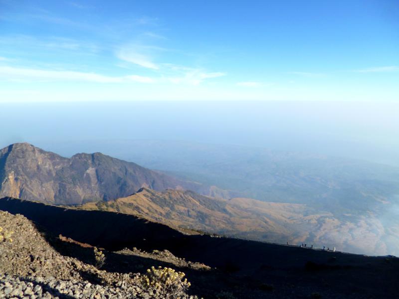 Blick vom Gipfel des Mount Rinjani auf 3.721 Metern